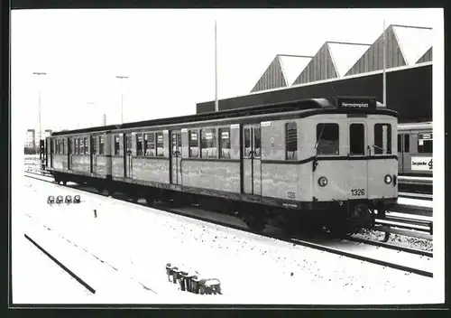 Fotografie unbekannter Fotograf, Ansicht Berlin, Betriebshof Britz, u-Bahn Triebwagen Nr. 1326