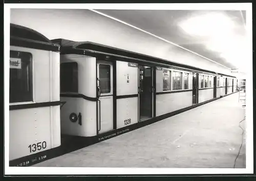 Fotografie unbekannter Fotograf, Ansicht Berlin, Bahnhof Leinestrasse, U-Bahn Triebwagen Nr. 1328