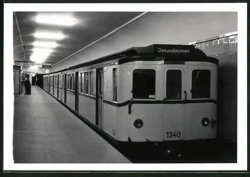 Fotografie unbekannter Fotograf, Ansicht Berlin, Bahnhof Leinestrasse, U-Bahn Triebwagen Nr. 1340
