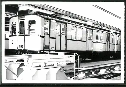 Fotografie unbekannter Fotograf, Ansicht Berlin, Betriebshof Britz, U-Bahn Triebwagen Nr. 1192 wird gewartet
