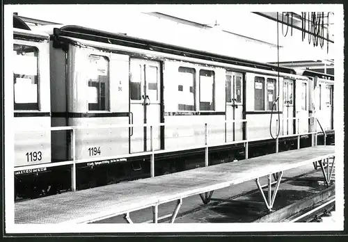 Fotografie unbekannter Fotograf, Ansicht Berlin, Betriebshof Britz, U-Bahn TriebwagenNr. 1194 & 1193