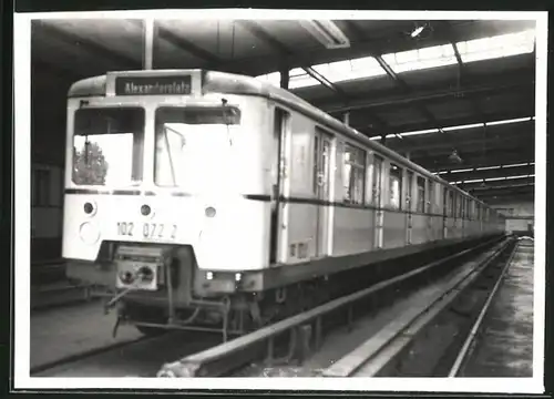 Fotografie U-Bahn Triebwagen Nr. 102 072-2, Zug in einer BVG-Werkstatt in Berlin