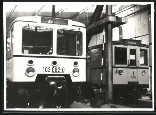 Fotografie U-Bahn Triebwagen Nr. 103 082-0 & 424 in einer Berliner BVG-Werkstatt