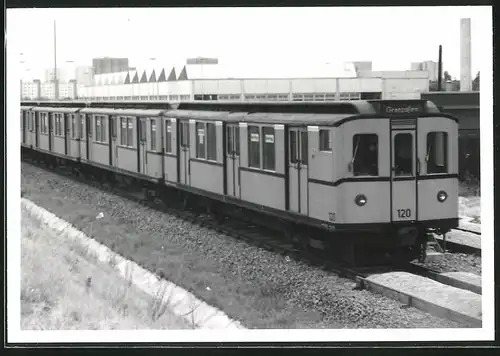 Fotografie unbekannter Fotograf, Ansicht Berlin, Betriebshof Britz, U-Bahn Triebwagen Nr. 120