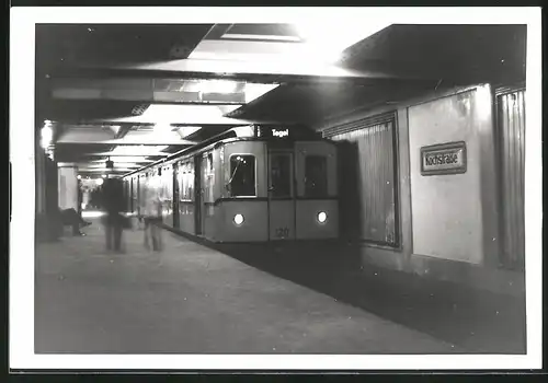 Fotografie unbekannter Fotograf, Ansicht Berlin, Bahnhof Kochstrasse, U-Bahn Triebwagen Nr. 120 Richtung Tegel