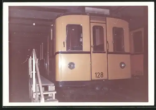 Fotografie unbekannter Fotograf, Ansicht Berlin, Betriebshof Seestrasse, U-Bahn Triebwagen Nr. 128