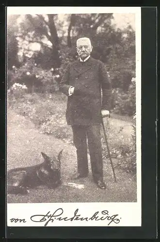 AK Paul von Hindenburg mit seinem Hund bei einem Spaziergang