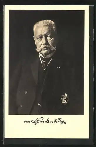 AK Portrait des elegant gekleideten Paul von Hindenburg mit Orden am Jackett