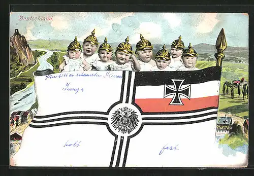 AK Kleinkinder mit Pickelhauben vor Reichskriegsflagge, Kinder Kriegspropaganda