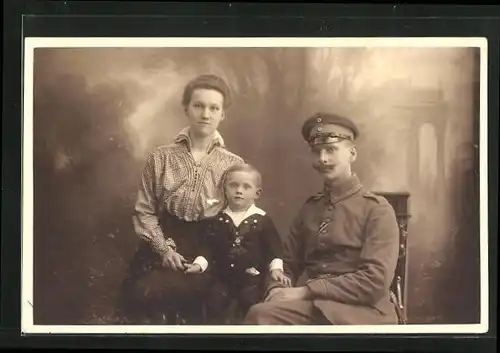 AK Deutscher Soldat, Träger des Eisernen Kreuzes, mit Familie