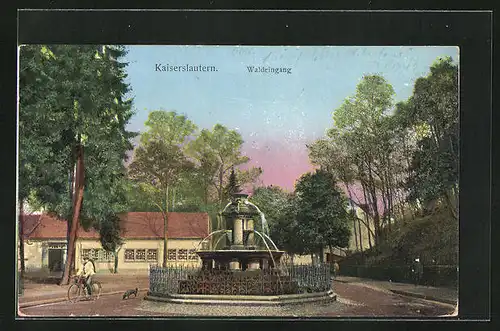 Goldfenster-AK Kaiserslautern, Waldeingang, Gebäude mit leuchtenden Fenstern, Radfahrer am Brunnen