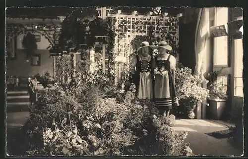 AK Ausstellung, Frauen in Tracht präsentieren Blumensträusse