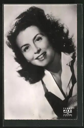 AK Schauspielerin Renee Saint-Cyr in die Kamera lächelnd