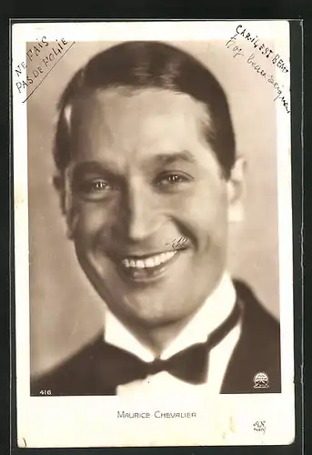 AK Schauspieler Maurice Chevalier in die Kamera lächelnd