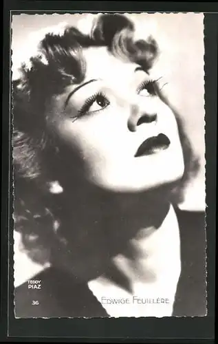 AK Schauspielerin Edwige Feuillèri neugierig nach oben schauend