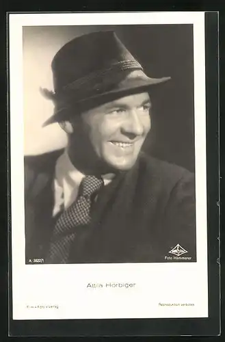 AK Schauspieler Attila Hörbiger mit Hut zur Seite Lächelnd