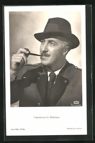AK Schauspieler Ferdinand Marian mit Hut Pfeife rauchend