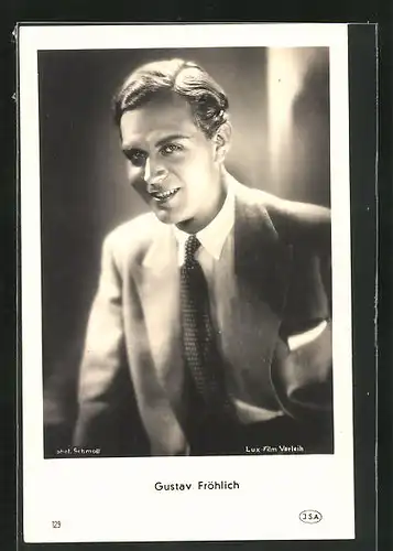 AK Schauspieler Gustav Fröhlich im Anzug in die Kamera lächelnd