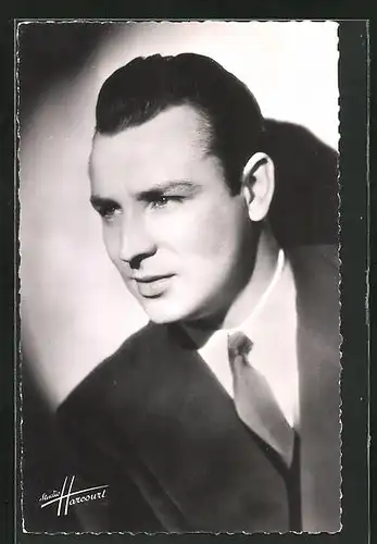 AK Schauspieler Marcel Merkes nachdenklich im Anzug porträtiert