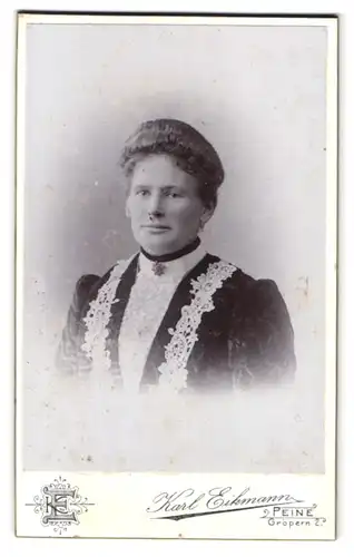 Fotografie Karl Eickmann, Peine, Gröpern 2, Portrait elegant gekleidete Dame mit Stickerei am Kleid