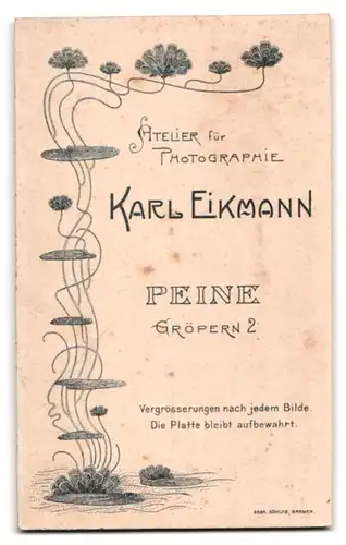 Fotografie Karl Eickmann, Peine, Gröpern 2, Portrait elegant gekleidete Dame mit Stickerei am Kleid