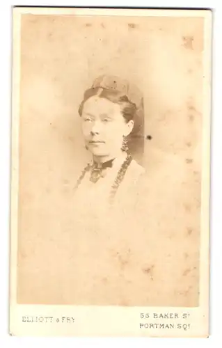 Fotografie Elliott & Fry, London, Portman Square W., 55 Baer St., Portrait bildschöne Frau mit Haar- und Ohrschmuck