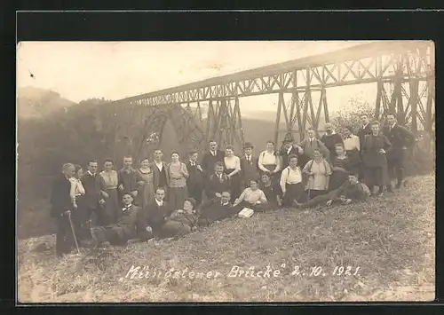 Foto-AK Müngsten, Gruppenbild Menschen unter der Brücke am 2.Oktober 1921