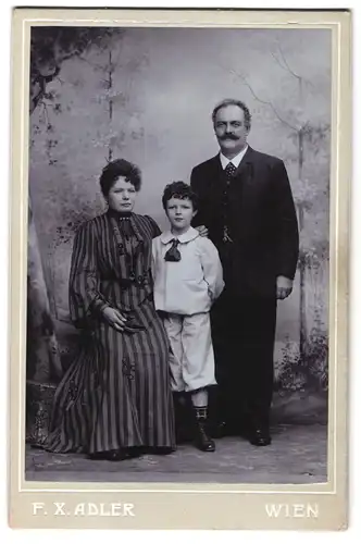 Fotografie Franz Adler, Wien, Penzingerstrasse 60, Familienportrait mit Vater, Mutter und Sohn in Knickerbockern