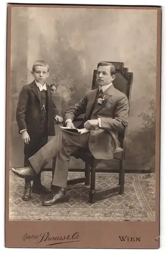 Fotografie Strauss & Co, Wien, Kohlmarkt 5, Portrait Vater im Anzug mit seinem Sohn