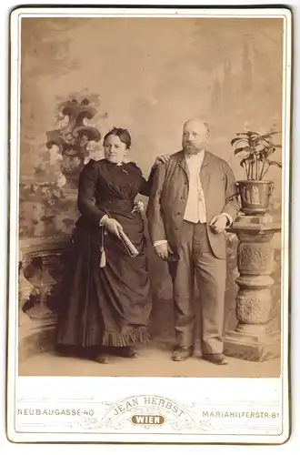 Fotografie Jean Herbst, Wien, Neubaugasse 40, Portrait Herr mit Bart mit seiner Ehefrau in tailliertem Kleid