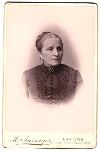 Fotografie M. Anzinger, Bad Ems, Haus Kaiser Alexander, Portrait Ältere Dame mit Flechtfrisur in besticktem Kleid