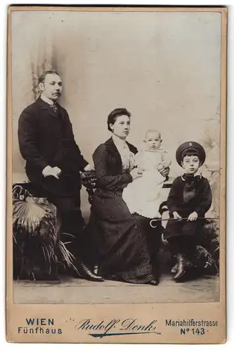 Fotografie Rudolf Denk, Wien, Mariahilferstrasse 143, Familienportrait Vater im Anzug, Mutter in gestreiftem Kleid, Kind