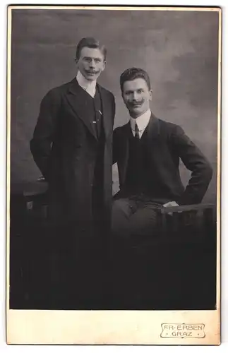 Fotografie Friedrich Erben, Graz, Annenstrasse 7, Portrait Zwei Herren mit Schnurrbart in eleganten Anzügen