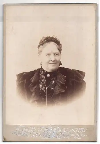 Fotografie Stagl F., Sopron, Várkerület 93 sz., Portrait Ältere Dame mit Haarschmuck in gerüschttem Kleid