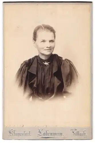 Fotografie V. Lobenwein, Klagenfurt, Völkermarktstrasse 1, Portrait Ältere Dame in gepufftem Kleid