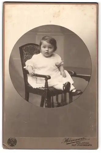 Fotografie C. Pietzner, Brünn, Franzensglacis 9, Portrait Kleinkind im Kleidchen sitzt auf Stuhl