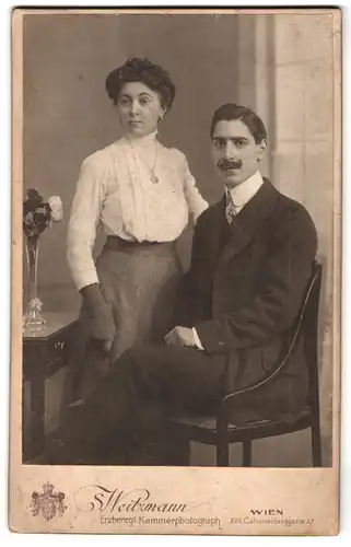 Fotografie S. Weitzmann, Wien, Calvarienbergstrasse 37, Portrait Ehepaar, Frau mit Halskette und Herr mit Schnurrbart