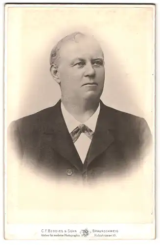 Fotografie C. F. Beddies & Sohn, Braunschweig, Kuh-Strasse 10, Portrait Eleganter Herr im Anzug