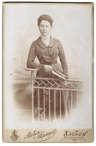 Fotografie Spiegel, Aachen, Theaterplatz 1, Portrait Frau in tailliertem Kleid mit Buch