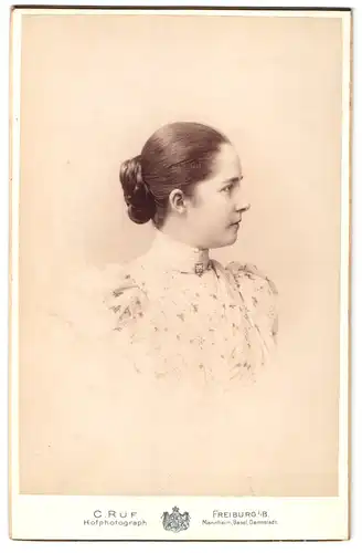 Fotografie C. Ruf, Darmstadt, Riedeselstrasse 37, Portrait Frau mit Flechtdutt in gepufftem Millefleurskleid