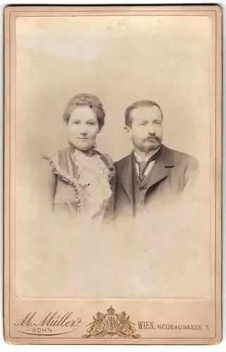 Fotografie M. Müller & Sohn, Wien, Neubaugasse 7, Portrait Frau in gerüschtem Spitzenkleid und Mann im Anzug