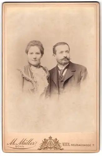 Fotografie M. Müller & Sohn, Wien, Neubaugasse 7, Portrait Ehepaar, Gatte im Anzug und Gattin im Rüschenkleid