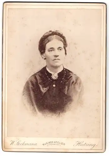 Fotografie Wilma Stockmann, Hietzing, Alleegasse 40, Portrait Frau mit Hochsteckfrisur und Brosche