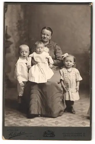 Fotografie H. G. Brunn, Wien, Belvederegasse 27, Portrait Mutter in weitem Rock mit ihren drei Kindern