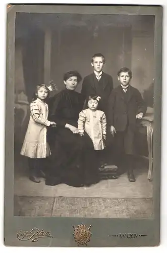 Fotografie Alfons Piksa, Wien, Lacknergasse 9, Portrait Mutter in gepufftem Kleid mit Söhnen und Töchtern