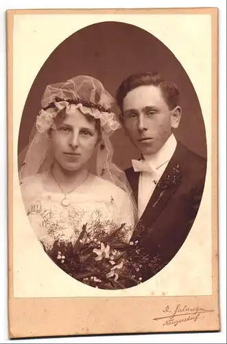 Fotografie R. Salang, Neugersdorf, Portrait Braut mit Schleier u. Blumen und Bräutigam im Anzug