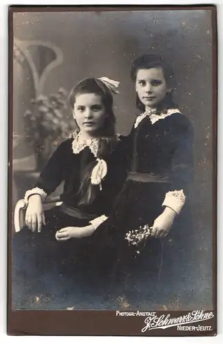 Fotografie J. Schwarz & Söhne, Nieder-Jeutz, Portrait zwei Mädchen in Samtkleidern