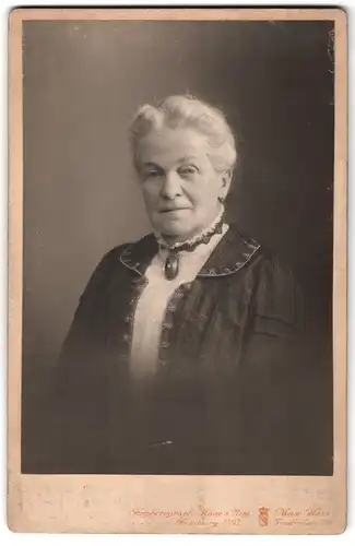 Fotografie Max Hess, Freiburg i /B., Friedrichstrasse 29, Portrait ältere Dame mit Kragenbrosche