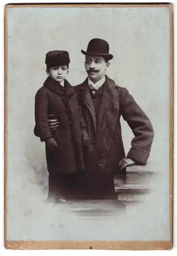 Fotografie A. Huber, Wien, Stefansplatz 2, Portrait junger Herr und Junge in winterlicher Kleidung