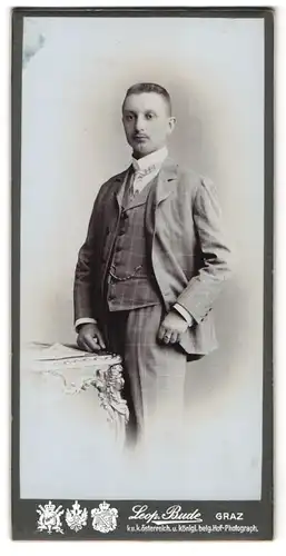 Fotografie Leopold Bude, Graz, Alleegasse 6 u. 8, Portrait junger Herr im Anzug mit Krawatte